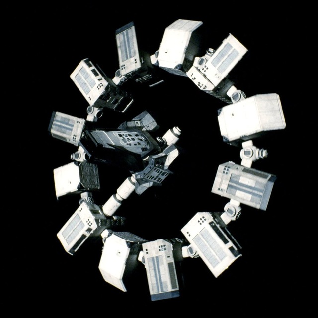 A ring-shaped formation of spacecraft modules